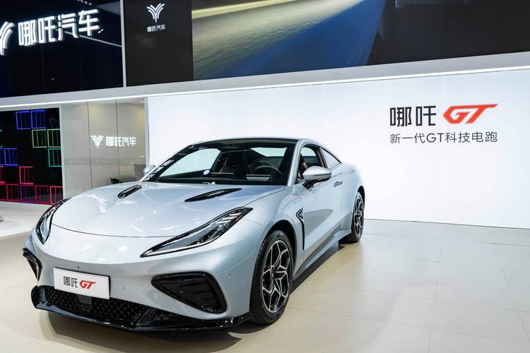 成都崇州市龙优南企业管理咨询哪吒汽车在智能汽车领域的表现，领途汽车在新能源汽车市场中的影响力